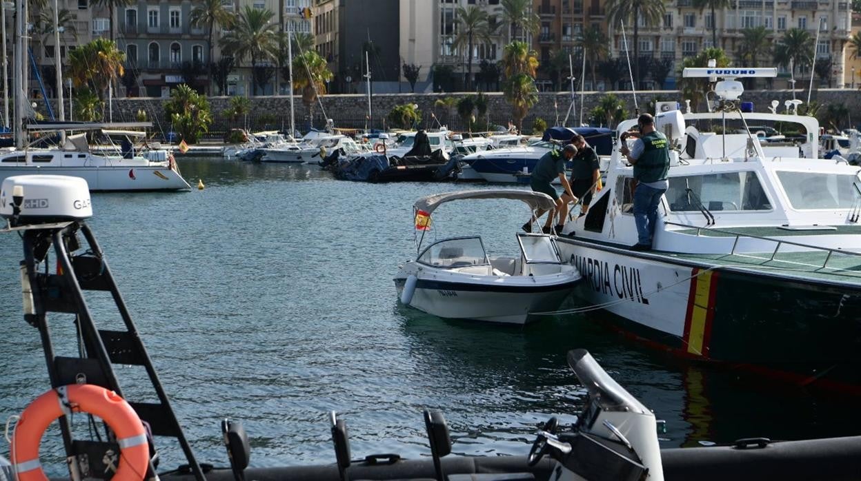 Rescatados los siete ocupantes de una patera localizada cerca de Barbate