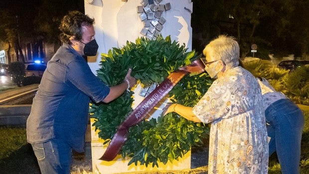 Ofrenda floral a las víctimas de la explosión de Cádiz de 1947