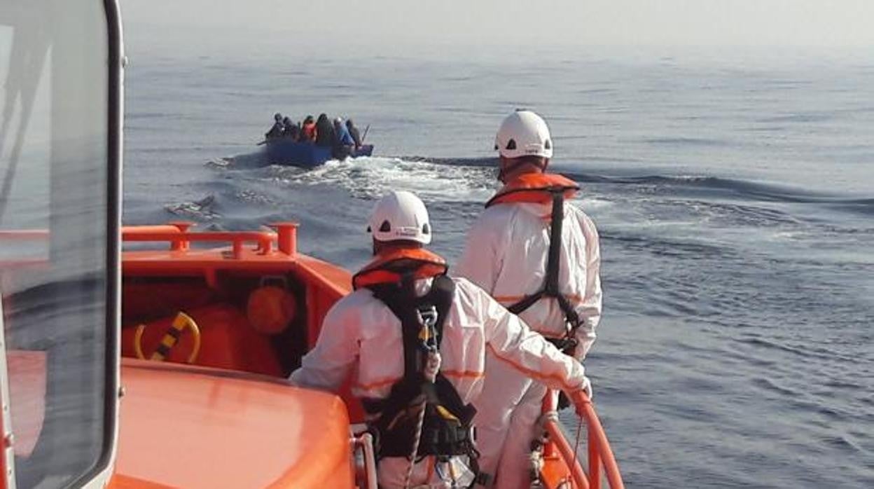 Rescatadas once personas que navegaban en una patera en aguas del Estrecho