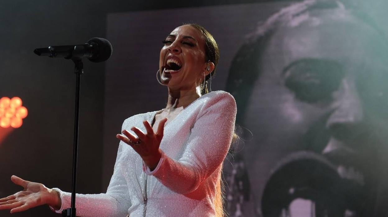 La voz de Mónica Naranjo se desnuda entre susurros en el Concert Music Festival de Chiclana