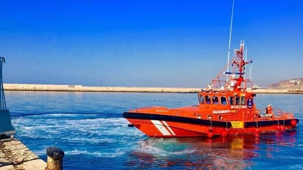 Rescatadas 17 personas de una patera frente a las costas de Cádiz