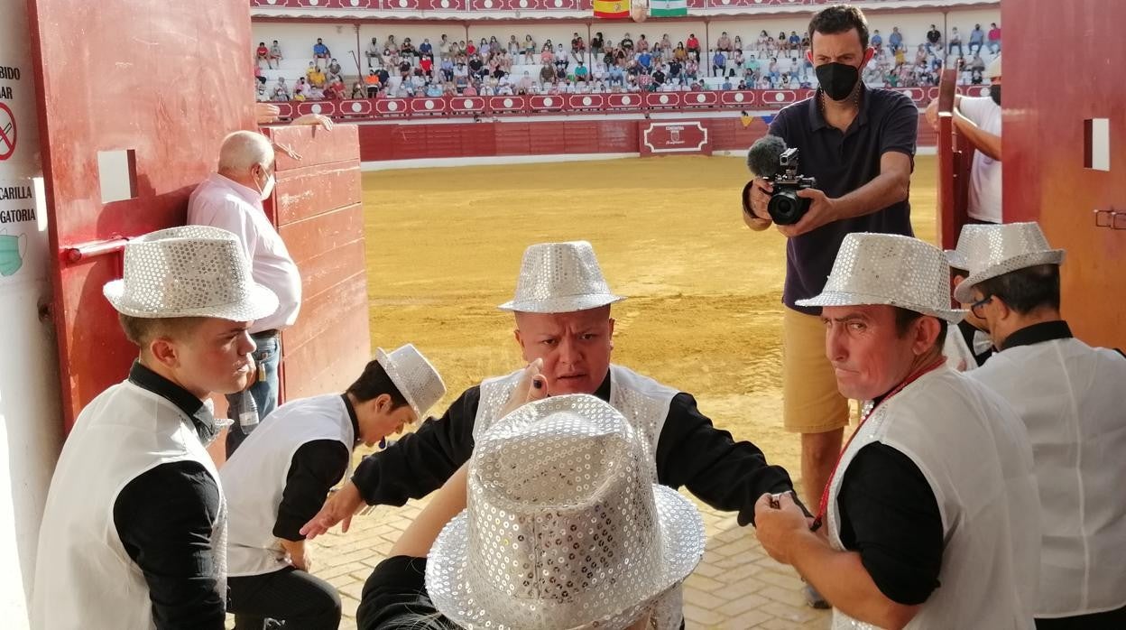 Diversión en el ruedo y sus enanitos toreros, instantes antes de salir al ruedo en Constantina