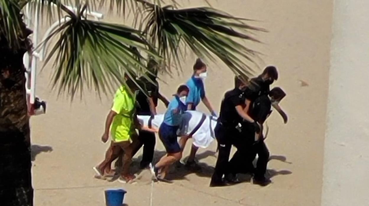 Muere un hombre en la playa Victoria de Cádiz