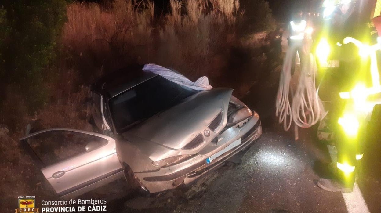 Accidente de tráfico por la salida de un turismo en la provincia de Cádiz