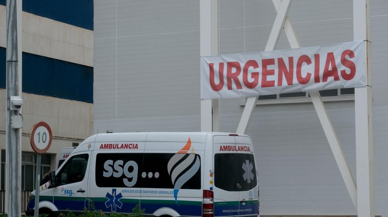 Los Hospitales Puerta del Mar y San Carlos realizan más de 8.700 intervenciones y casi 230.000 consultas en el primer semestre