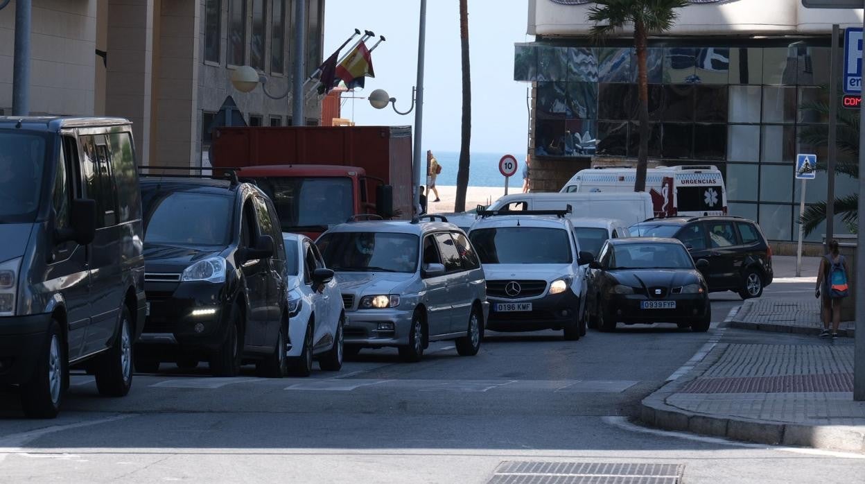 Los atascos son constantes en la capital. En la imagen, la glorieta Ingeniero La Cierva