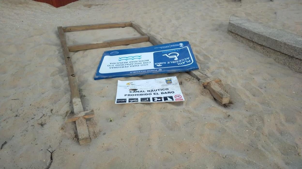 Denuncian actos vandálicos en la playa de La Barrosa, en Chiclana