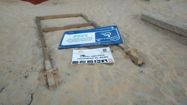 Denuncian actos vandálicos en la playa de La Barrosa, en Chiclana