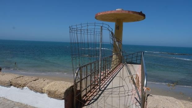 Termina el verano y el Ayuntamiento de Cádiz empieza a arreglar las playas