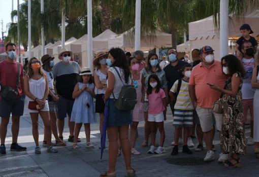 Una guía de free tour recoge a sus clientes en San Juan de Dios.