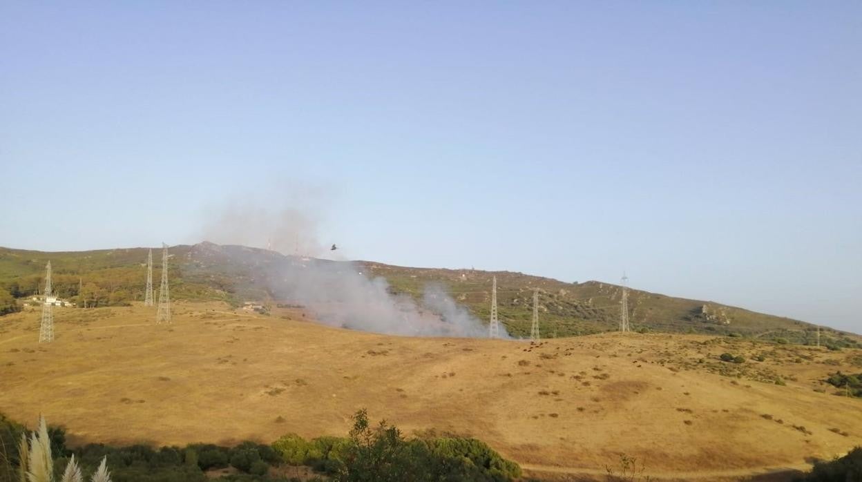 Declarado un incendio en la Sierra de Carbonera, entre San Roque y La Línea