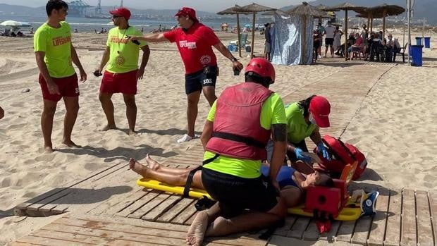 Los servicios de emergencia de Los Barrios se ponen a prueba con un simulacro de rescate de un nadador fatigado