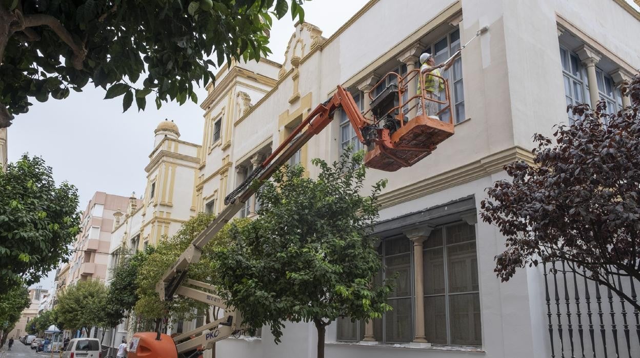 Labores de pintura en la fachada del CEIP San Rafael