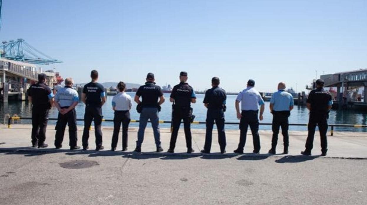 Agentes de la Operación Minerva de distintos países, en el puerto de Algeciras