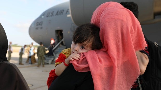 Aterriza un tercer vuelo con 220 refugiados afganos en la Base Naval de Rota