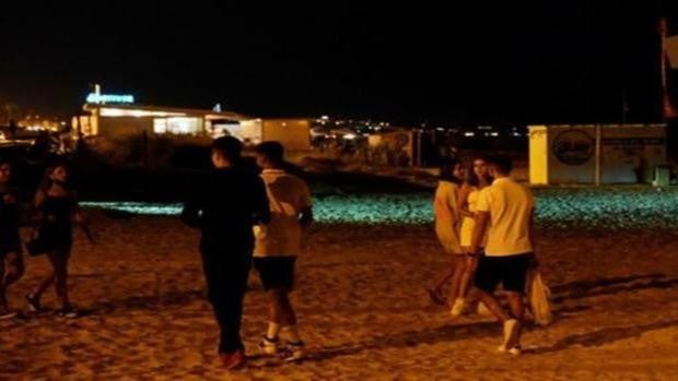 40 denuncias por hacer botellón y decenas de jóvenes desalojados durante el fin de semana en Chiclana