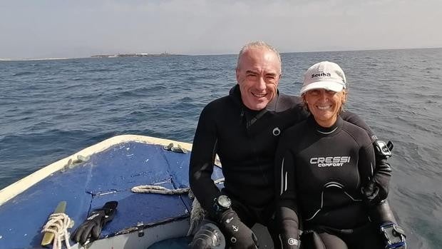 Increíbles imágenes de gorgonias tomadas por una pareja de buceadores junto a un barco hundido en una playa de Cádiz