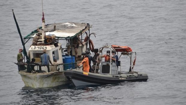 El patrullero gaditano Vigía socorre a un pesquero tras cinco días a la deriva en aguas de Angola