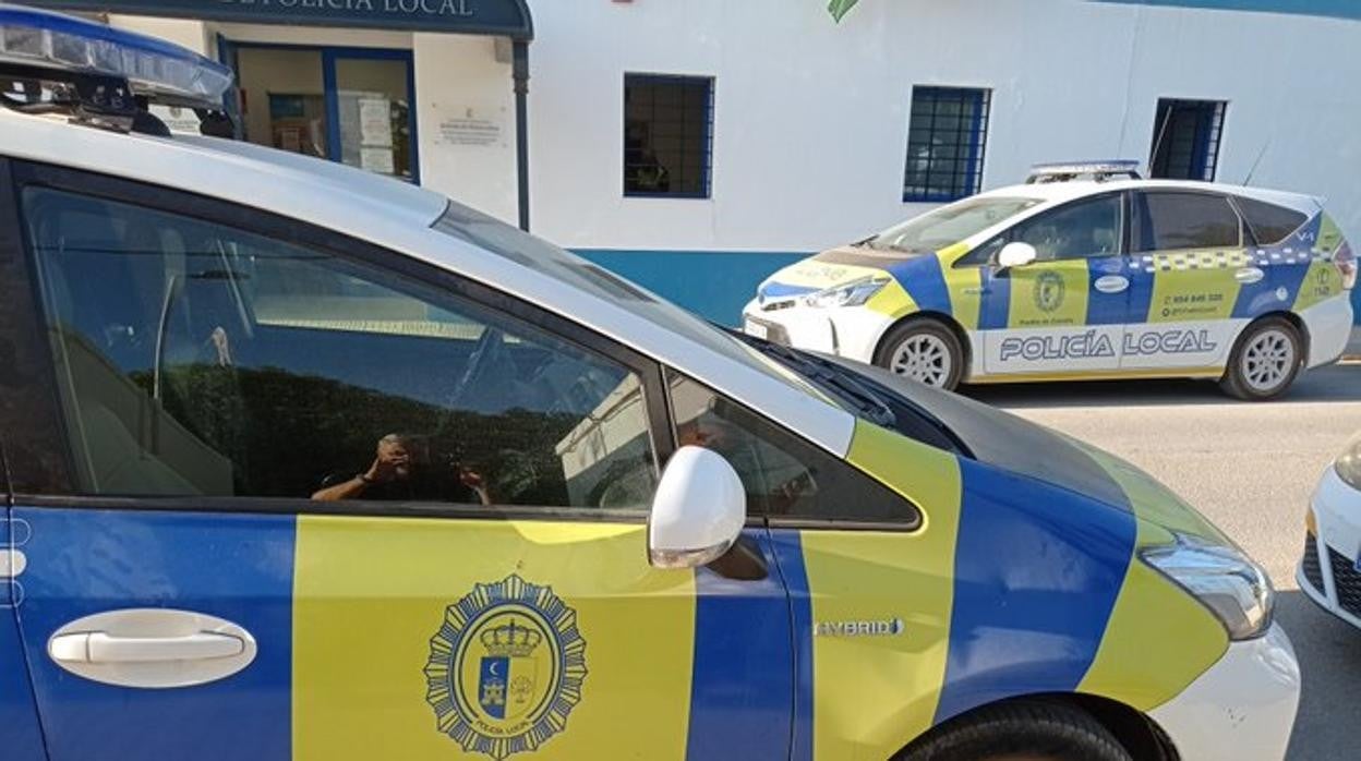 Dos coches de la Policía Local en la comisaría de La Puebla de Cazalla