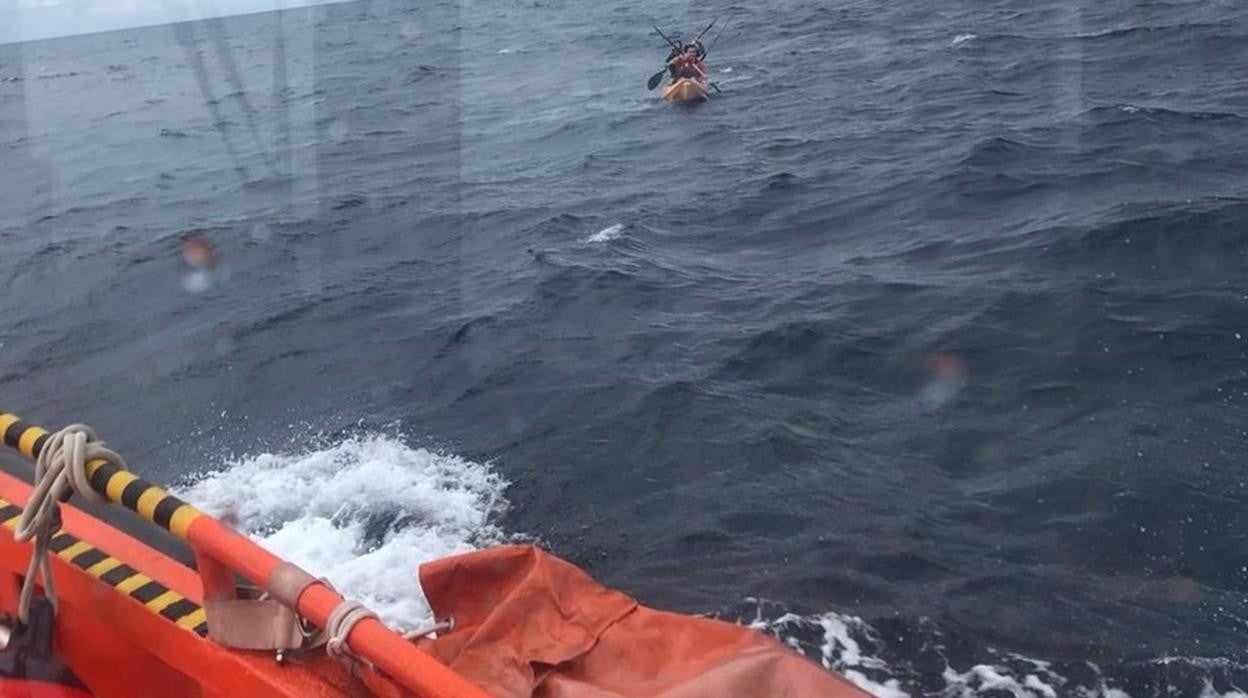 Rescatadas cinco personas que navegaban en dos kayak rumbo a la costa de Algeciras