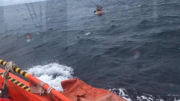 Rescatadas cinco personas que navegaban en dos kayak rumbo a la costa de Algeciras