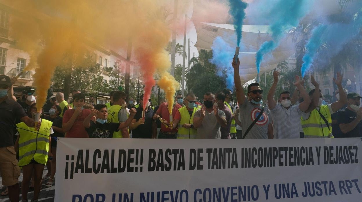 Protestas de los sindicatos de la Policía Local del pasado mes de julio en la plaza de San Juan de Dios.