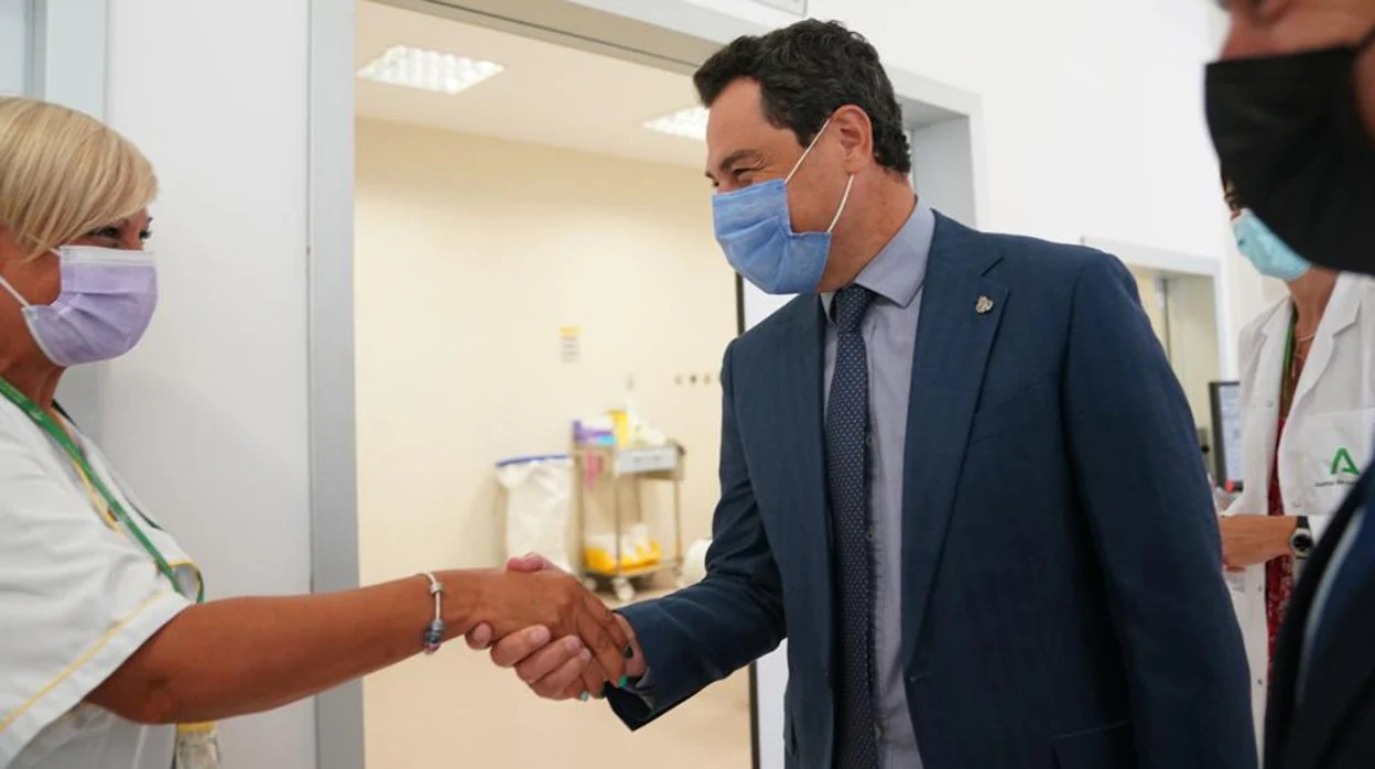 Juanma Moreno durante su visita al Hospital de La Janda (Vejer)