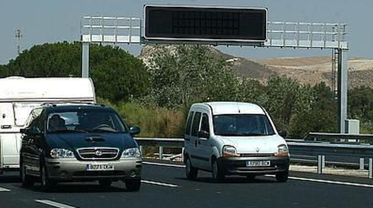 Las carreteras de Cádiz soportan el desplazamiento de 100.000 vehículos más que el verano pasado