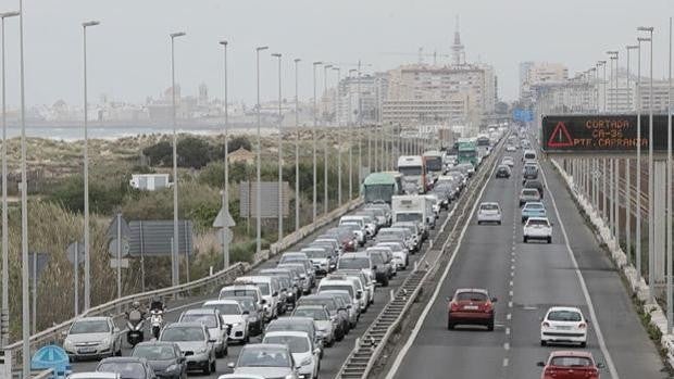 Las carreteras de Cádiz soportan el desplazamiento de 100.000 vehículos más que el verano pasado