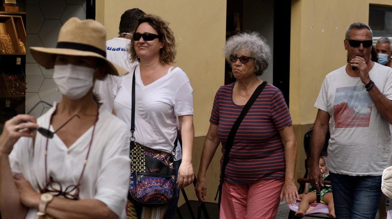 Ciudadanos paseando por el centro de Cádiz.