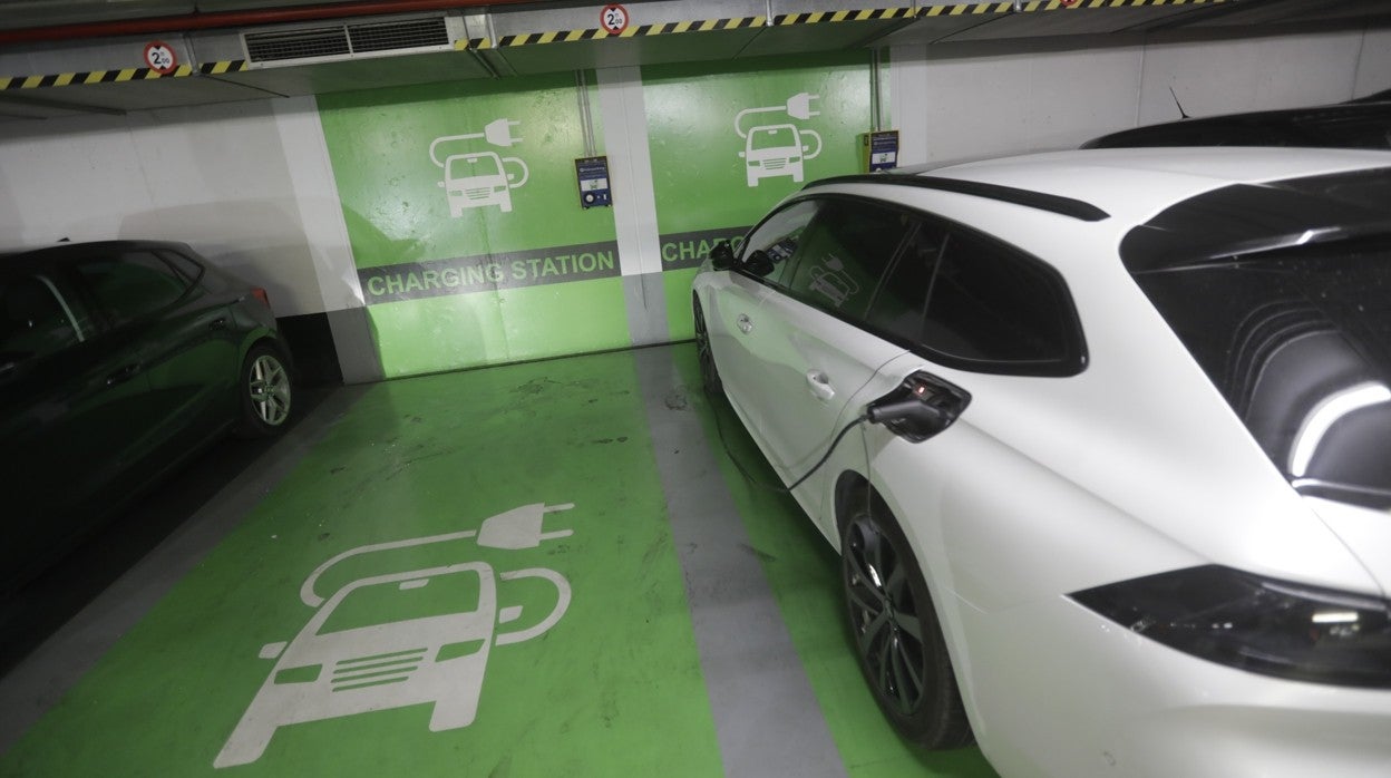 Un vehículo eléctrico estacionado en un punto de carga de Cádiz