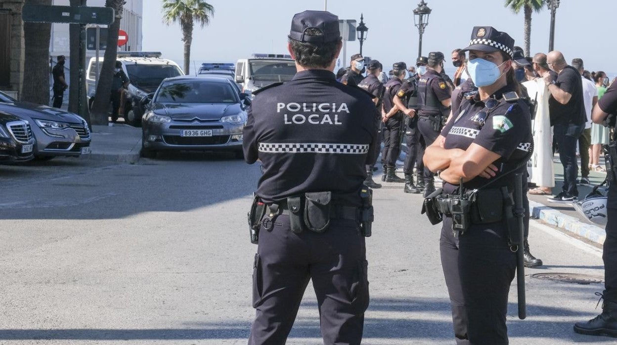 Imagen de archivo de policías locales de Cádiz.