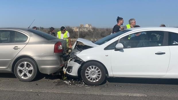 Retenciones kilométricas en Tres Caminos tras un accidente en la A-48, en Chiclana