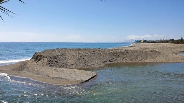 Alertan del inminente cierre de la bocana del río Guadiaro por tercera vez en una semana