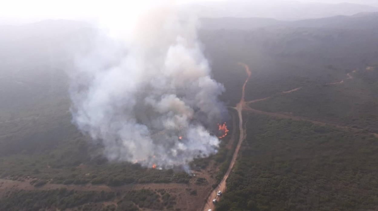 Incendio en un paraje en San Roque con despliegue de seis medios aéreos