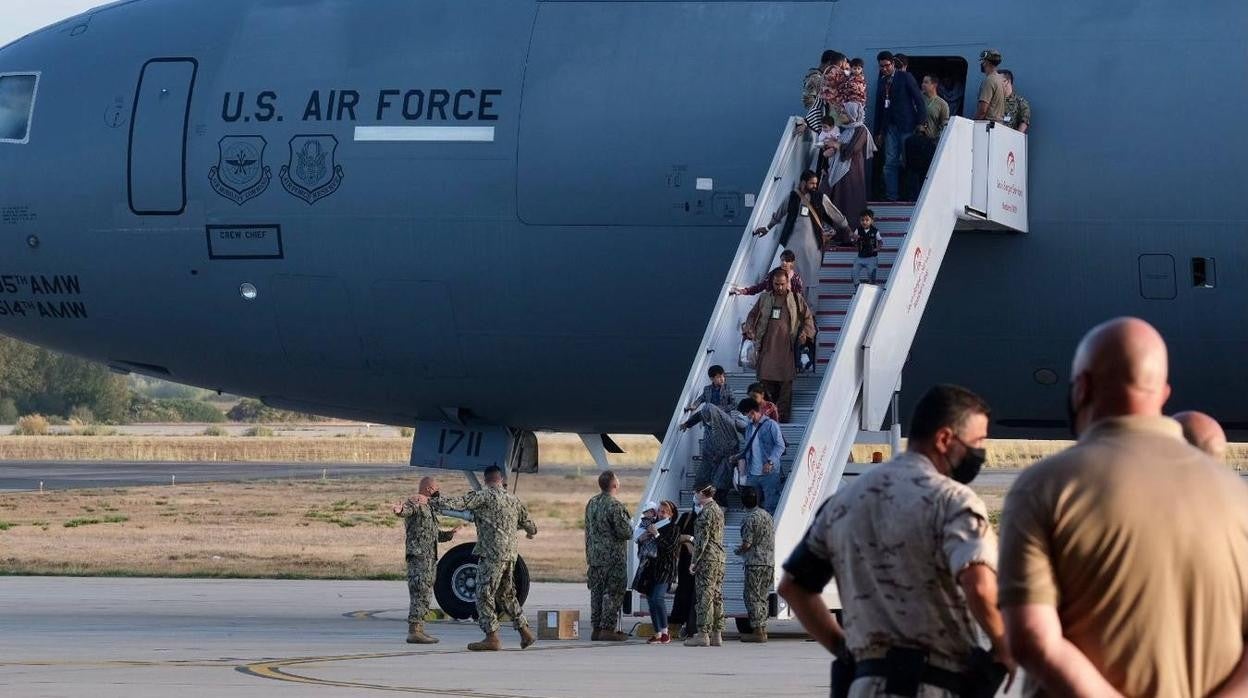 Vuelo con refugiados afganos a su llegada a Rota.