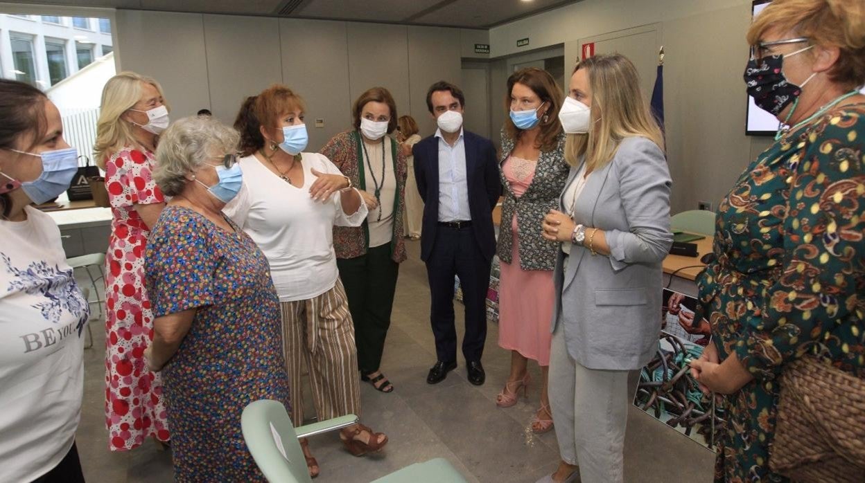 Las consejeras Carmen Crespo y Marifrán Carazo con las rederas de Barbate.