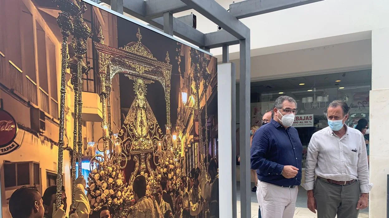 El alcalde inaugura la exposición fotográfica en honor a la Patrona de Chiclana en la Plaza de las Bodegas