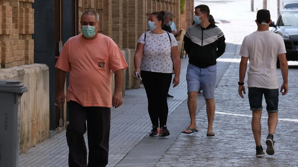 Gente con mascarilla paseando por Cádiz.