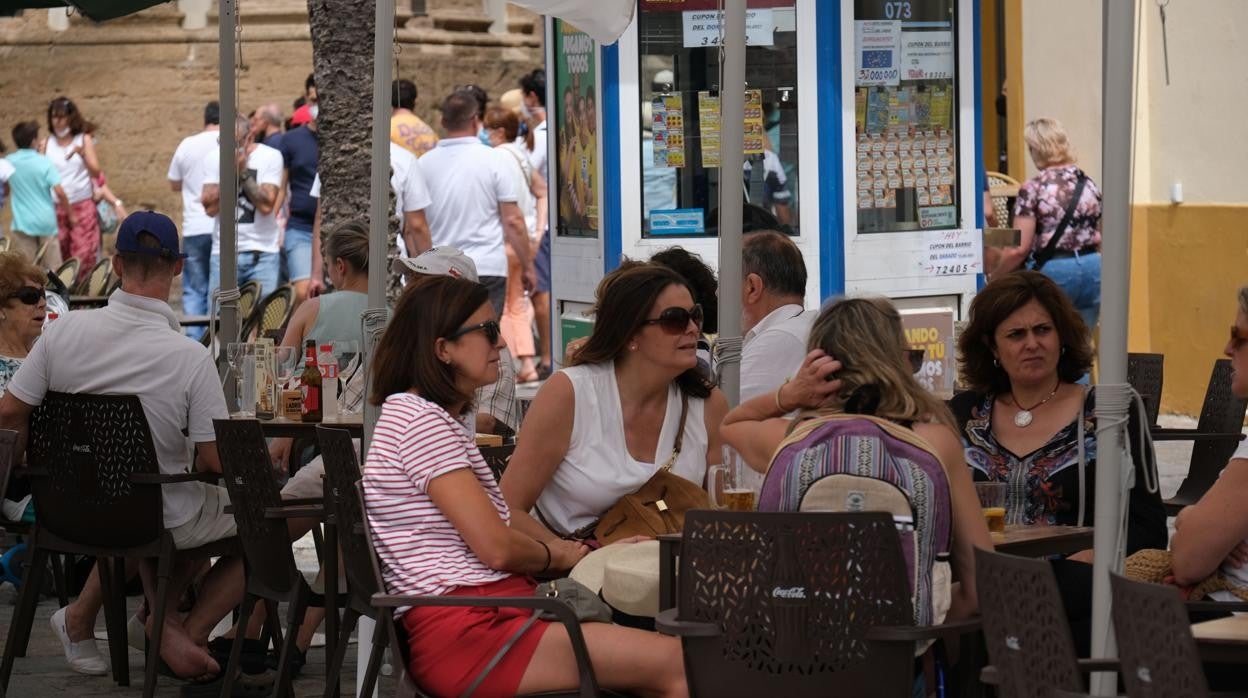 En el nivel 1, se permiten hasta 10 personas por mesa en las terrazas.