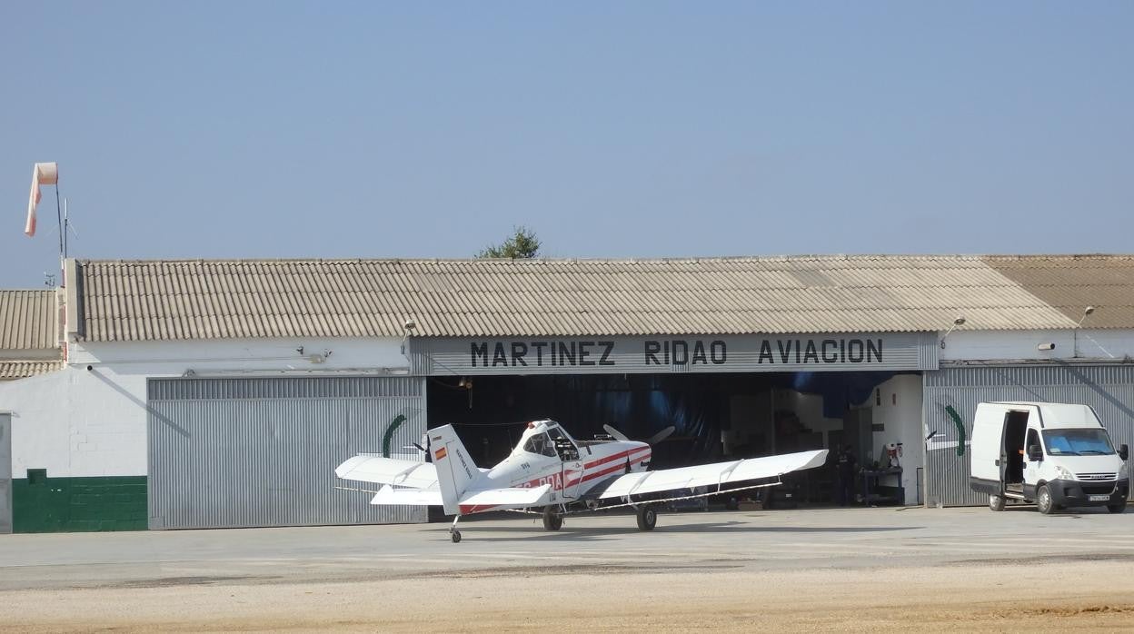 Una avioneta junto al hangar Martínez Ridao Aviación del aeródromo utrerano de Mataburras