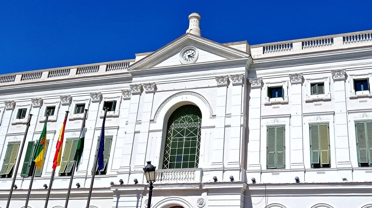 La fachada principal del Ayuntamiento de El Puerto