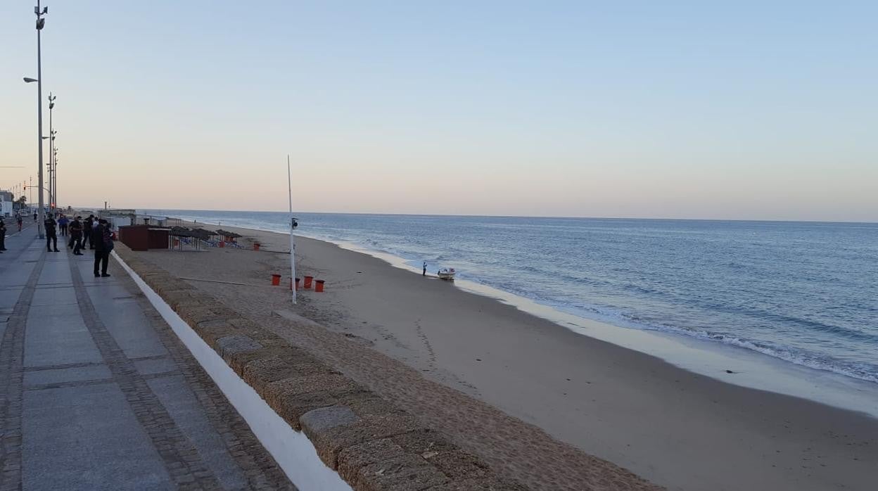 Desembarca una patera con 15 personas en Cádiz capital, a la altura de San Felipe Neri