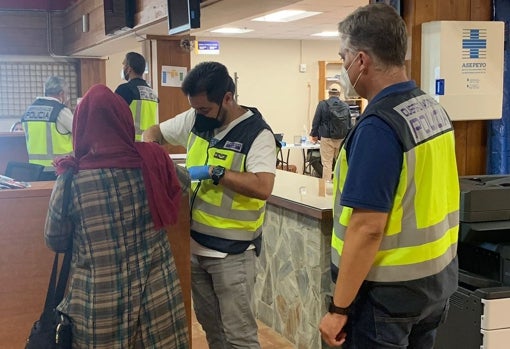 Agentes de la Policía Nacional desempeñando tareas de Extranjería