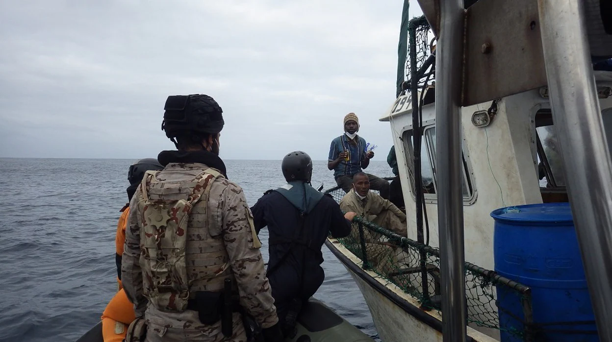 Momento en el que se procede al rescate del pesquero en Angola