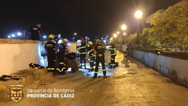 Cae a las murallas de San Carlos y tiene que ser rescatado por los bomberos