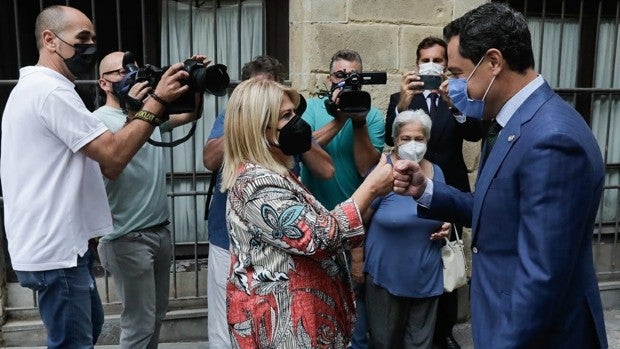 Juanma Moreno y Mamen Sánchez mantienen una reunión para establecer el futuro inmediato de Jerez