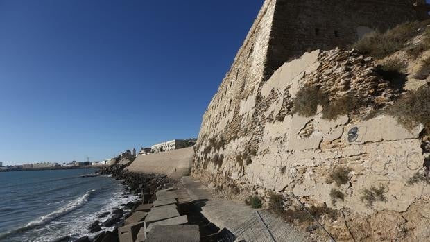 Cultura autoriza la rehabilitación de varios tramos de las murallas de Cádiz