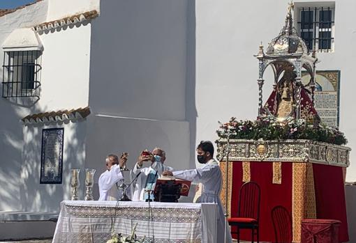 La Virgen de Los Santos sale de su ermita como excepción para celebrar su festividad