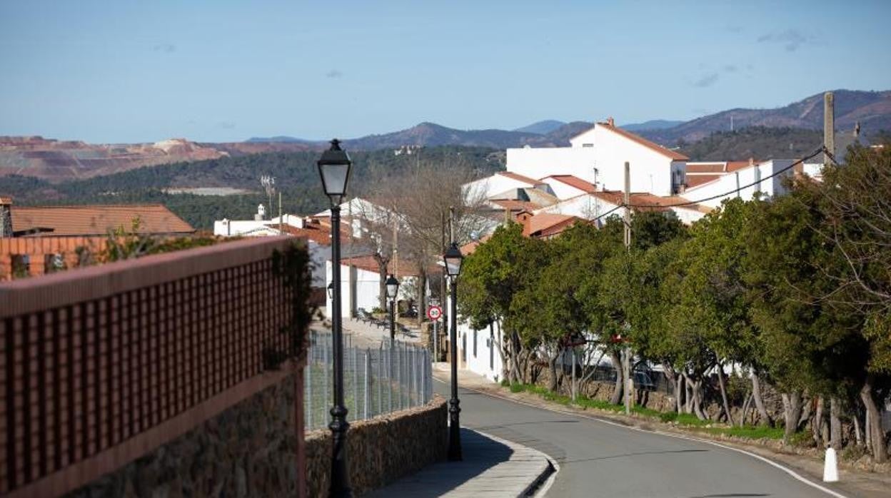 Imagen de una de las calles del municipio de El Madroño, el menos poblado de la provincia de Sevilla